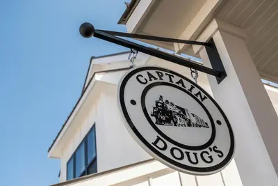 Image de The Hen Houses - Captain Doug's