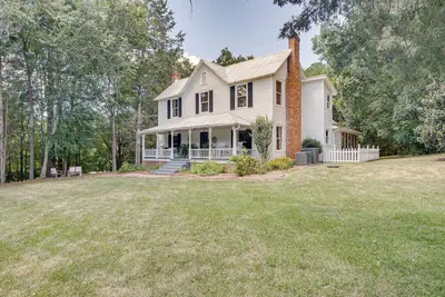 Image de Historic & Charming Pittsboro Home w/ Fireplaces