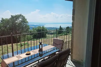 Image de Vacation Home La Perla del Lago-All the comfort of your own home with a lake view!