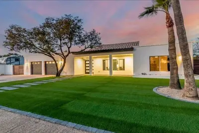 Image de Modern Top Gun House in Arrowhead district. \nHeated Pool/Outdoor Bbq/Bar/Games