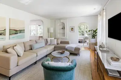 Image de Designer Loft Near Hampton Park + Game Room+ Sunny Porch