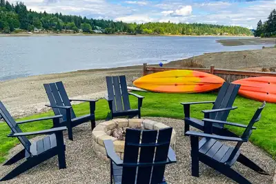 Image de Waterfront home with 115' of private beach, 4 kayaks, firepit & stunning views