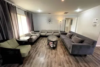 Image de Convenient La Area Huge 7 bedroom, 4 baths Gorgeous Home