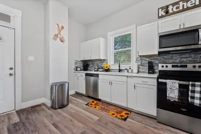 Image de West High 3br Private Backyard  Petersburg Gem