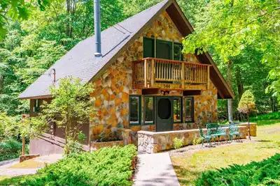 Image de Cozy Family-Friendly Forested Cabin Inside Alpine Lake Resort