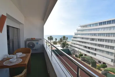 Image de Paradis côtier : Studio avec climatisation, piscine et vue sur la mer à Roses, Costa Brava, à quelques pas des plages et des services locaux