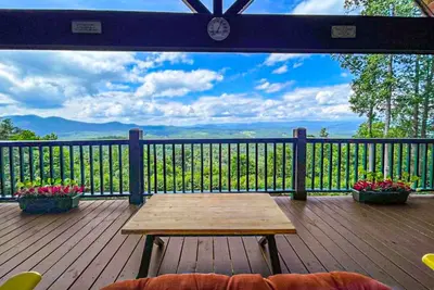 Image de Amazing  Pet Friendly chalet w/ mountain views, wraparound porch, & hot tub