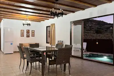 Maison de campagne 'Cortijo Borreguero' avec vue sur les montagnes, piscine privée et Wi-Fi