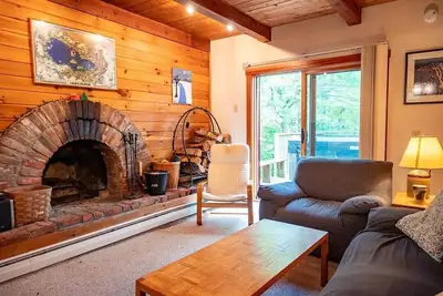 Charming Okemo Home: Hot Tub, Fireplace, Sleeps 9