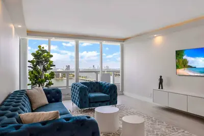 Image de Ideal Long-Term | Bayviews & Balcony | StayCozy