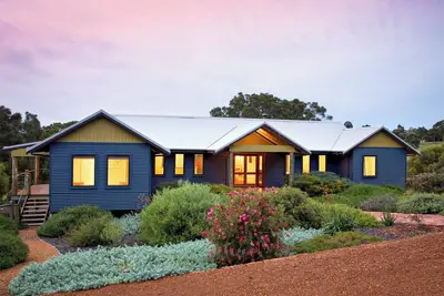 Image de A Charming Country Retreat Boasting Breathtaking Views Over Gunyulgup Valley