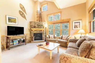 Image de Ideally Located Keystone Condo Near Shuttle w\/ Private Balcony & Fireplace