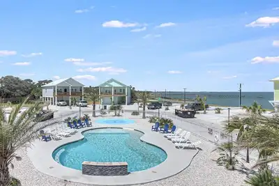 Image de Sunshine and Flip Flops! Pool Front, Waterview, Walk to Restaurants and Pier!