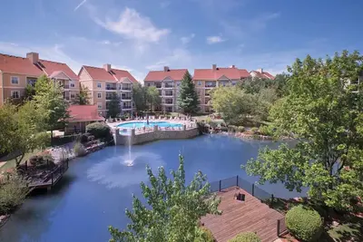 Image de 1 Bedroom Suite Condo w/ Kitchenette, Sleeps 4, at Branson At The Meadows Resort