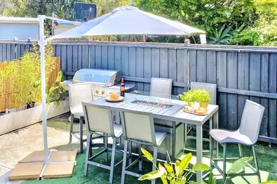 Image de Daisy House—4br, Free Parking, Steps to Shops & Train