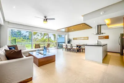 Image de Gorgeous condo with ocean view, massive pool balcony, & beach access