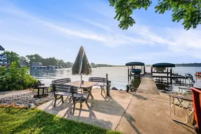 Image de Stealth Cottage | Lakeside historic stay with a dock, bars, and athletic courts
