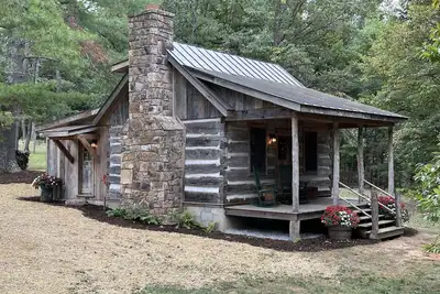 Image de Authentic 1850's log cabin totally renovated