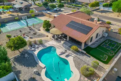 Image de Backyard Paradise•Pickleball•Pool•Mini Golf•Arcade
