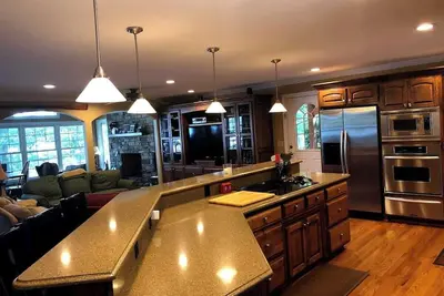 Image de Beautiful Lake House Walking Distance to the Stadium.