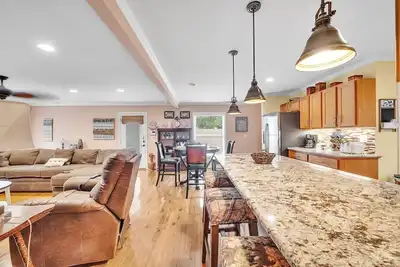 Image de Cozy Getaway, Grill, Spacious by Zen Living