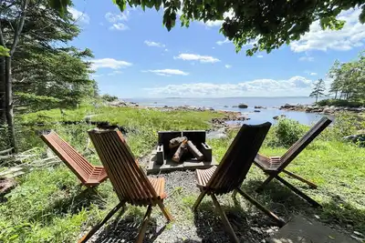 Image de The oceanside Hideaway is nestled between the trees with stunning ocean views