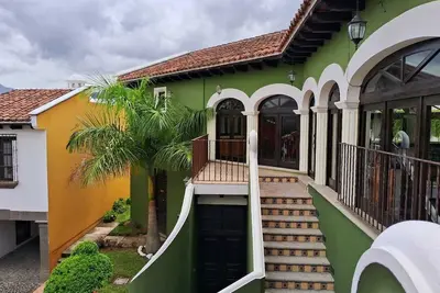 Image de Luxurious cononial style home!
