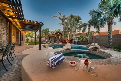 Image de 6br/4. 5ba oasis w/ heated pool/spa, 3 ensuites, oversized lot, games, fire pits
