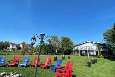 Image de Huron waterfront cottage 8bed/4bath 20+guests/Hotub/2pets/ outshower/beach.