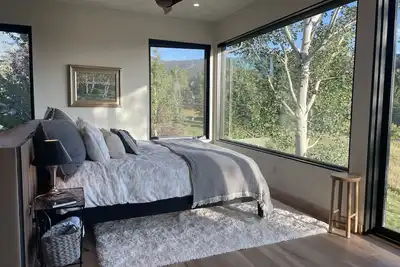 Image de Luxury Creekside Home with Epic Views - comfortable, sunny and spacious.
