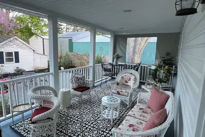 Image de Quaint historic home in the heart of Bemus Point Village- a stroll to the water!