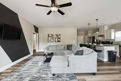 Image de Suite Serenity 12Min from Uptown & Spectrum Ctr