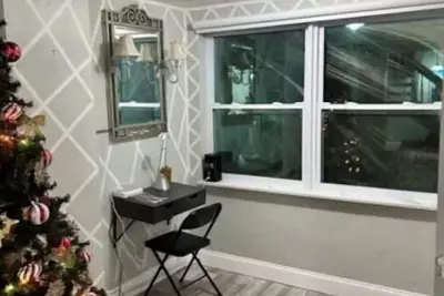 Image de On the beautiful lake, it is close to the airport, malls, restaurants, beach etc.