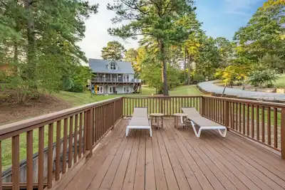 Image de Spacious Home, Dock, Sauna, Firepit, Workout Equipment, Waterfront.