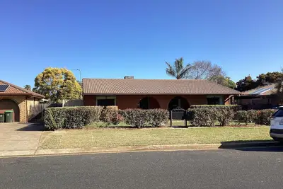 Image de Pet friendly, 3 bedroom home, close to shops, attractions & medical specialists.