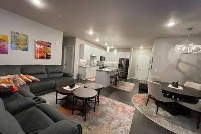 Image de Luxurious artistic 2 bed - 2 bath Condo; feel like living by the Coast!