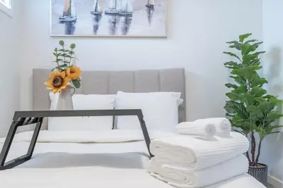 Image de Stylish Getaway 5 minutes to Ymca and South Health Campus Hospital\n