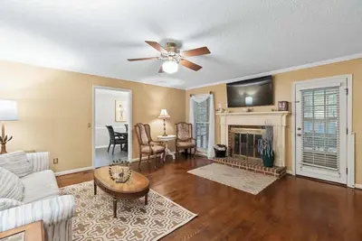 Image de Screened Porch, King, 3 TVs, Ft. Jackson = 5 Mins