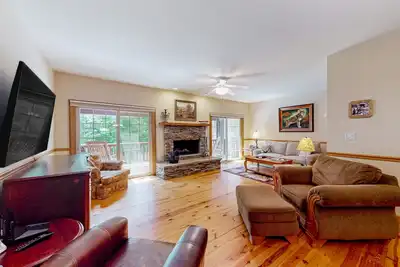 Image de Beautiful home surrounded by nature, grill, shared hot tub, pool, & tennis