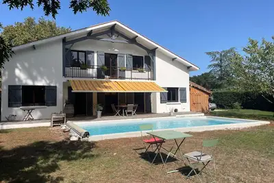 Image de Oubliez vos soucis dans ce logement spacieux et serein. Maison dans un parc.