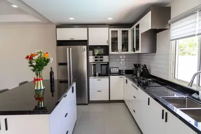 Image de Spacious 3bd Home - Private Cozy Pool - Centrally Located - Quiet Neighborhood