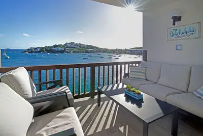 Image de Villa del Mar Beachfront Unobstructed walk to beach pool Cowpet Bay w/ Generator