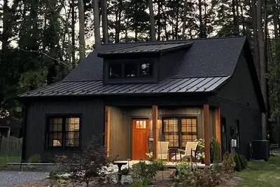 Image de Accessible, 3 Season Screened-in porch, Sauna, Fire Pit, Dog Friendly