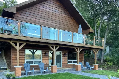 Image de Lakefront Cottage with sandy walk in and stunning views!
