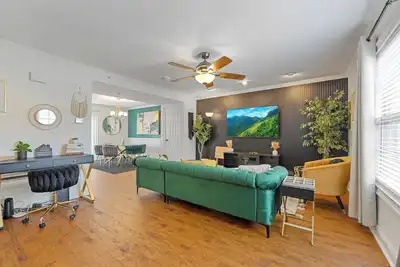 Image de Boho Lux Theme  • For Mid to Long Term Stays • 3br 3. 5ba • Near Truist Park