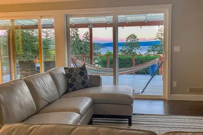 Image de Water View Modern Farmhouse; Now Available for Fall 2025 - Premier Host