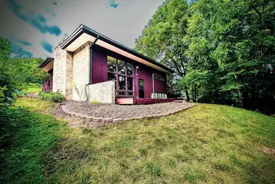Image de Serene Mid Century Modern Gem Designed by Frank Lloyd Wright Apprentice