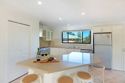 Image de Above by Sanddancers - light, spacious apartment, short walk to beach