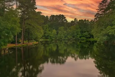 Image de Cozy Cabin nestled by picturesque 3. 4ac Lake. Close to Stableview and downtown.