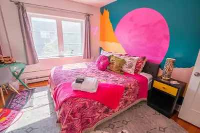 Image de Downtown Rhinestone Cowboy Apartment. Creative fusion where La meets Montana!